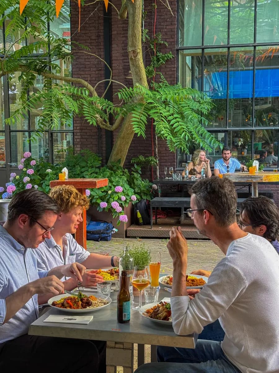 Gasten aan tafel bij een bedrijfslunch met Afrikaanse catering van Bukka 9