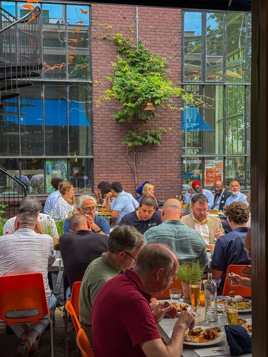Groep gasten aan tafel met Afrikaans eten van Bukka 9