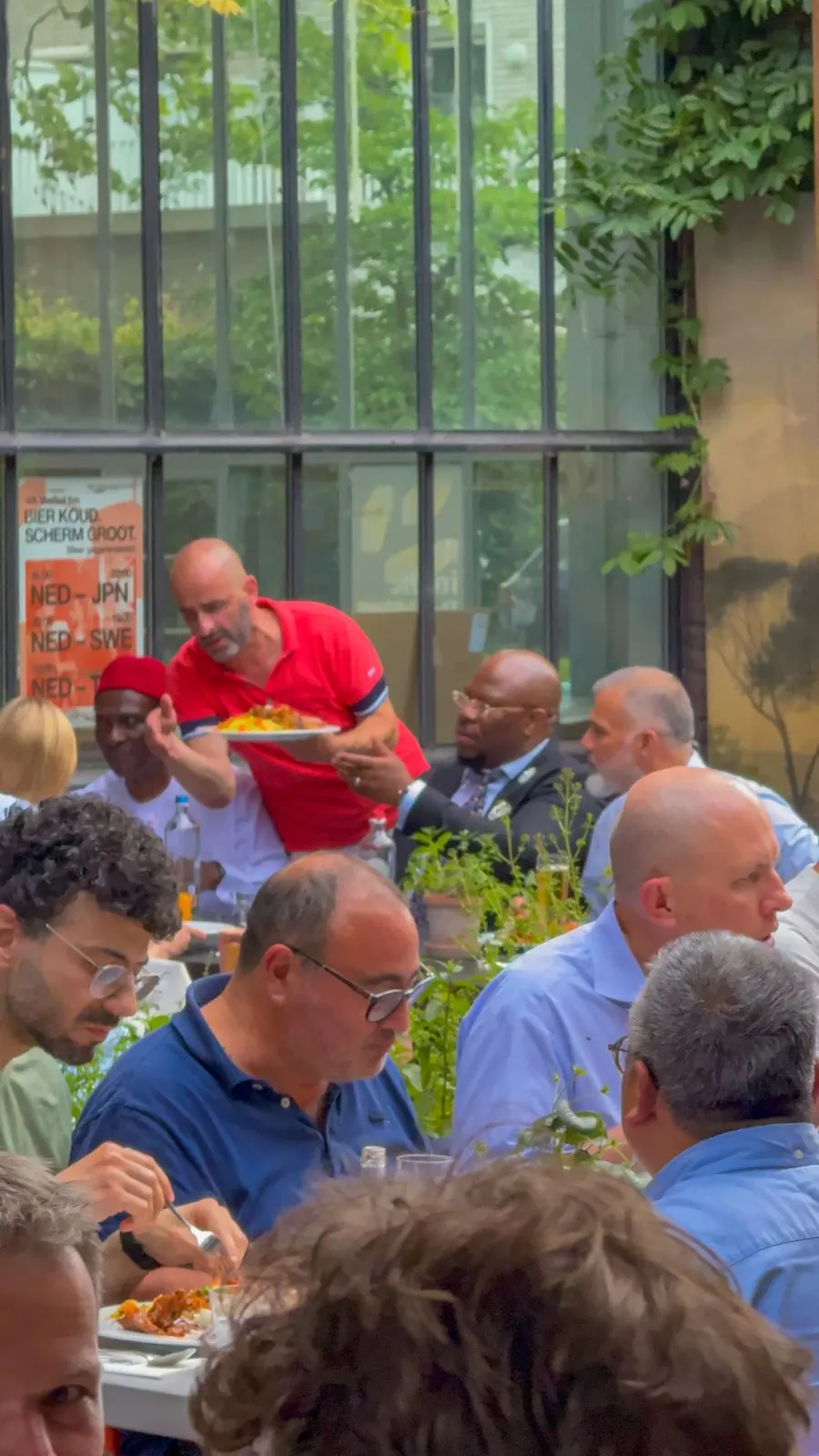 Het team van Bukka 9 serveert de catering uit aan de gasten