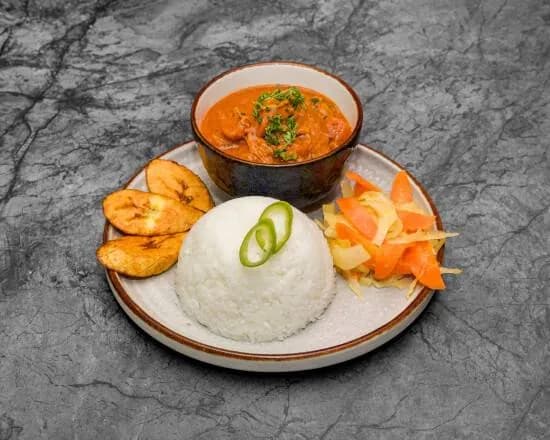 Gestoofde kip curry met kokos, rijst en gebakken banaan