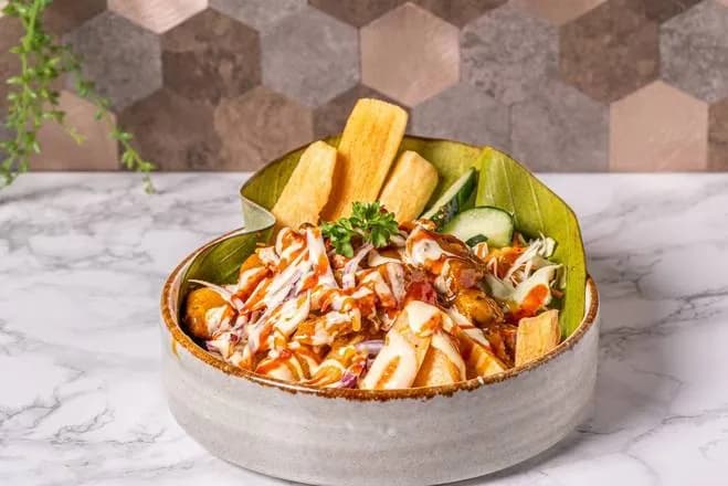 Loaded cassave met kip curry, knoflook en chilisaus