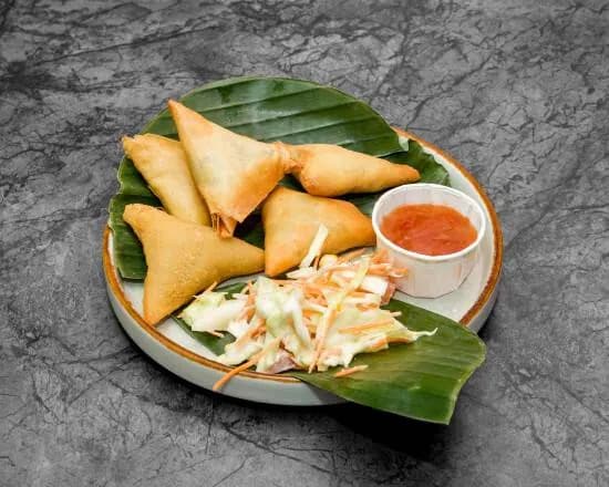 Samosa's met kip en koolsalade