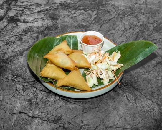 Vegan samosa's met groenten en chilisaus