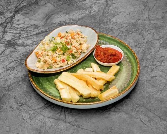 Verse gebakken cassave met knoflook en chilisaus